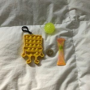 yellow fidget pack